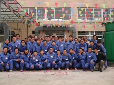 驗(yàn)證車間工人在基地落成留影